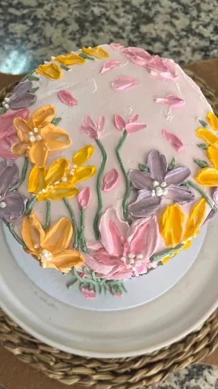 Bolo com flores de buttercream pintadas à espátula em rosa, amarelo e lilás